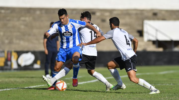 Miku pugna por un balón en el Tudelano-Deportivo.