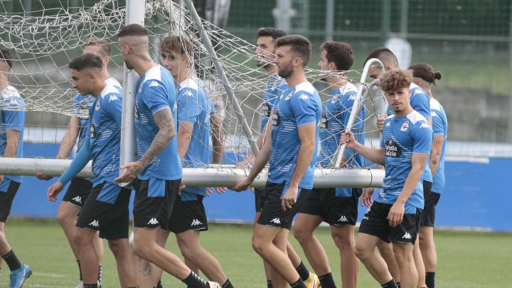 Los jugadores del Deportivo, llevando una portería en el último entrenamiento de la semana.