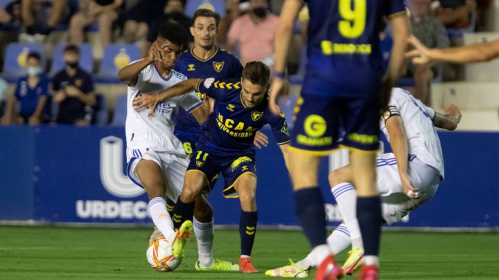 Garrido y el árbitro desquician al Real Madrid Castilla de Raúl