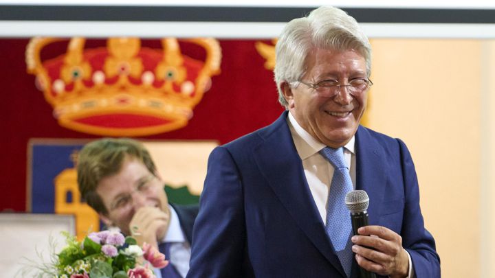 Enrique Cerezo, presidente del Atlético de Madrid, tras recoger el premio del V torneo de fútbol de Alalpardo, en el que el equipo rojiblanco participa en categoría cadete.