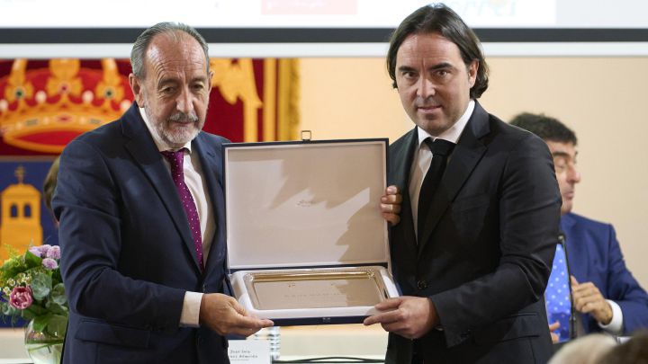 Paco Díez, presidente de la Real Federación de Fútbol de Madrid (RFFM) entrega a Raúl Martín Presa, presidente del Rayo Vallecano, uno de los premios del torneo de fútbol Vicente del Bosque de Alalpardo (Madrid).
