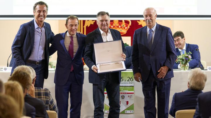 Jorge Valdano, Emilio Butragueño, José Antonio Camacho y Vicente del Bosque, exjugadores del Real Madrid, en los premios del torneo de fútbol Vicente del Bosque de Alalpardo (Madrid).