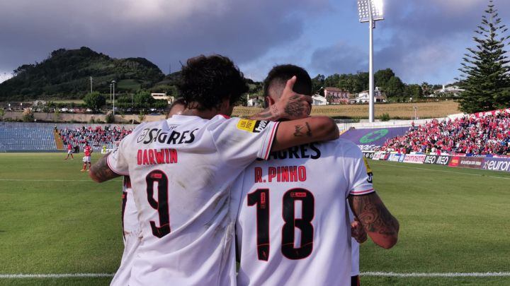 Darwin Núñez y Rodrigo Pinho, jugadores del Benfica, celebran uno de los goles anotados ante el CD Santa Clara.