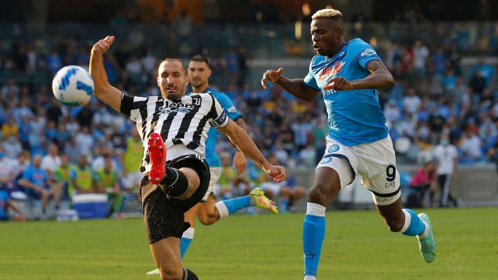 Giorgio Chiellini, jugador de la Juventus, despeja un balón ante Victor Osimhan, jugador del Napoli.