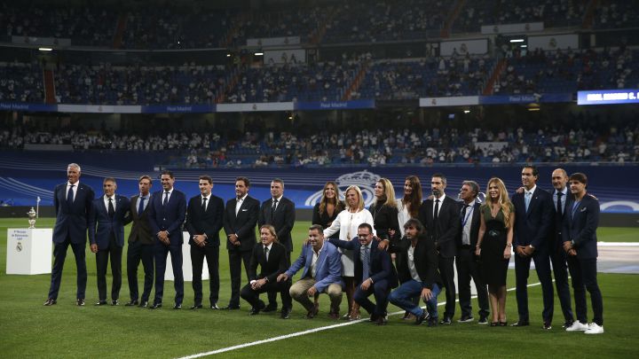 La familia de Lorenzo Sanz y los veteranos que depositaron en el césped los títulos conquistados en la etapa del presidente durante el homenaje que le tributó el Bernabéu en el Real Madrid-Celta.