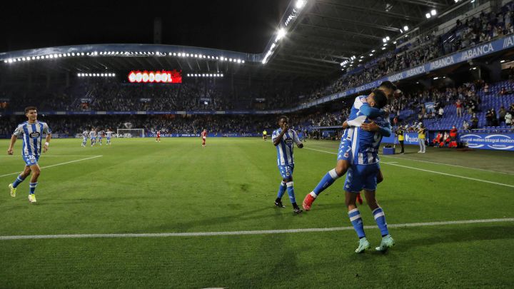 Miku abraza a Quiles tras lograr el andaluz el 2-0 ante el Celta B.