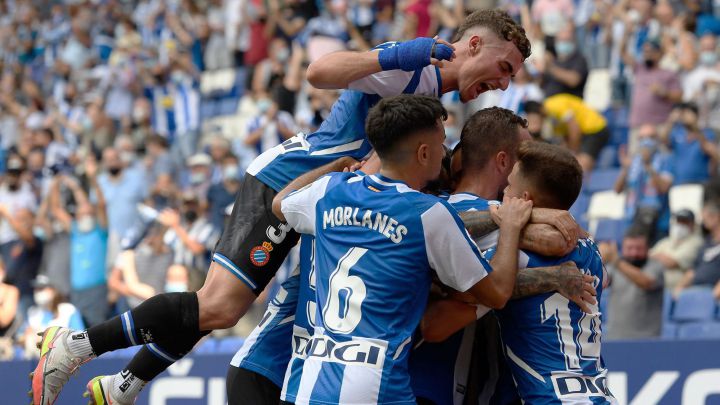 Espanyol's players celebrate their opening goal scored by Spanish forward Raul de Tomas during the Spanish League football match between RCD Espanyol and Club Atletico de Madrid