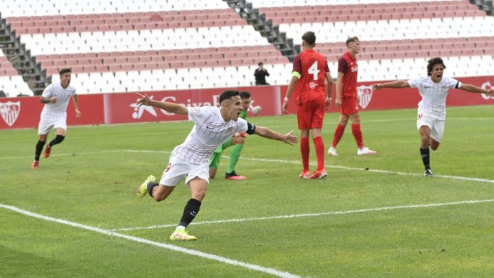 El Red Bull Salzburgo coleccionó ocasiones en los primeros minutos pero Alberto Flores lo paró todo. Luego, Carlos Álvarez y Zarzana no perdonaron.