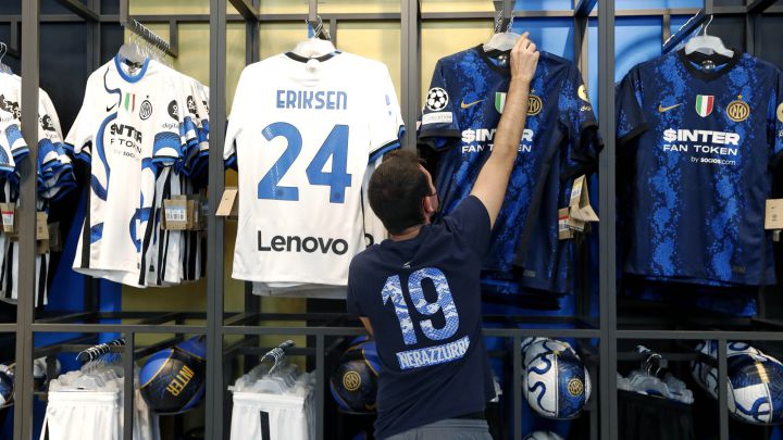 La camiseta de Eriksen en la tienda oficial del Inter en Milán.