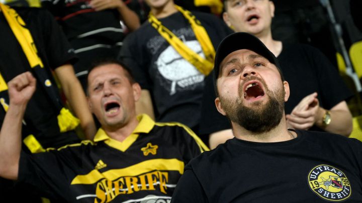 Los ultras del Sheriff cantan en un partido de la liga de Moldavia.