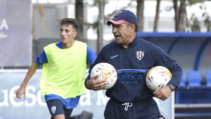 Ambriz tiene que resolver su primera crisis