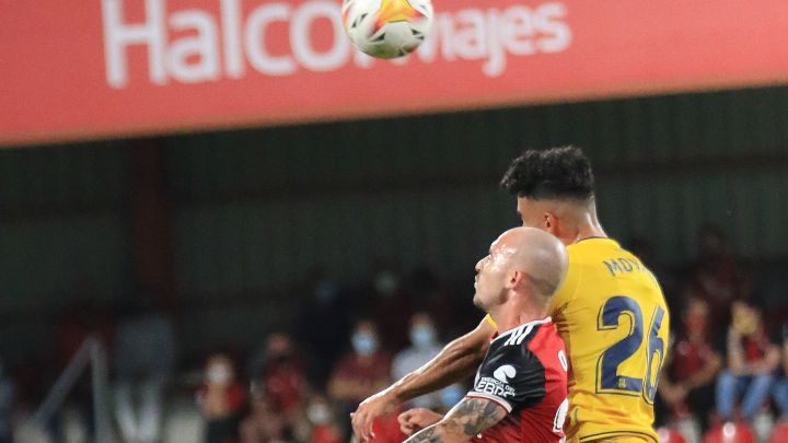 Oriol Rey pugna de cabeza por el balón en la última cita liguera.