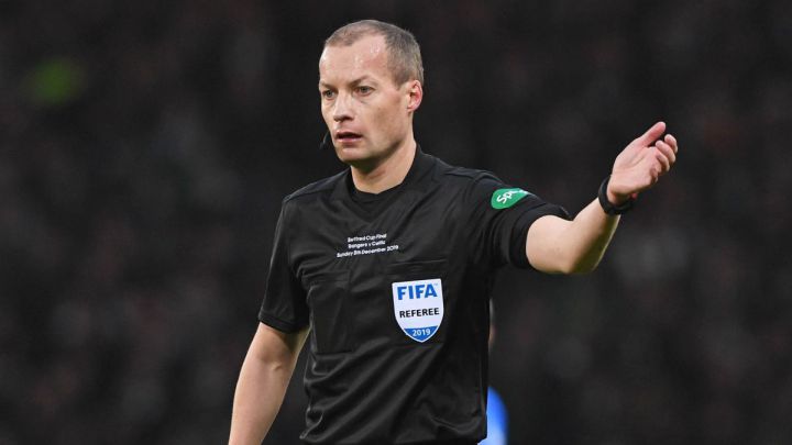 William Collum, árbitro escocés, durante un partido.