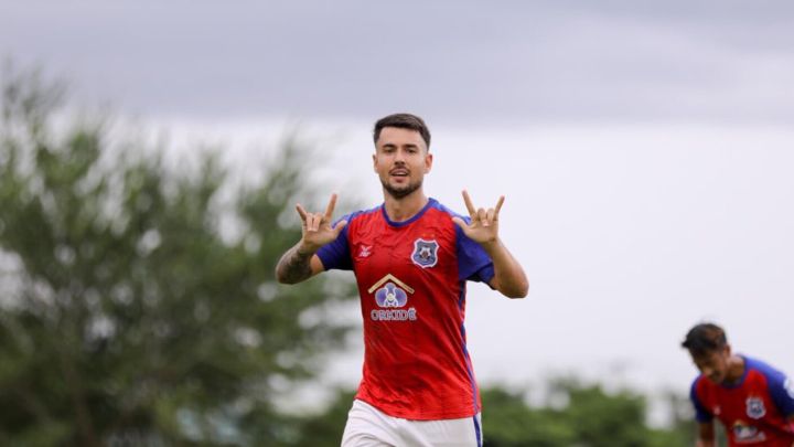 mika junco celebra uno de sus goles con el svay rieng en camboya