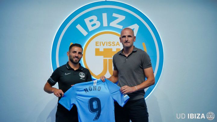 David González Plata, conocido como Nono, durante su presentación con la UD Ibiza.