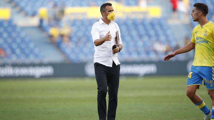Ángel López, antiguo segundo entrenador de Las Palmas, durante un partido.