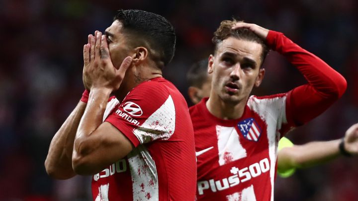 Luis Suárez y Griezmann se lamentan.
