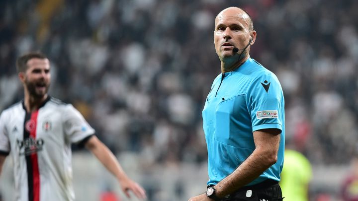Mateu Lahoz, árbitro español, dirige el partido de Champions League entre Besiktas y Borussia Dortmund.