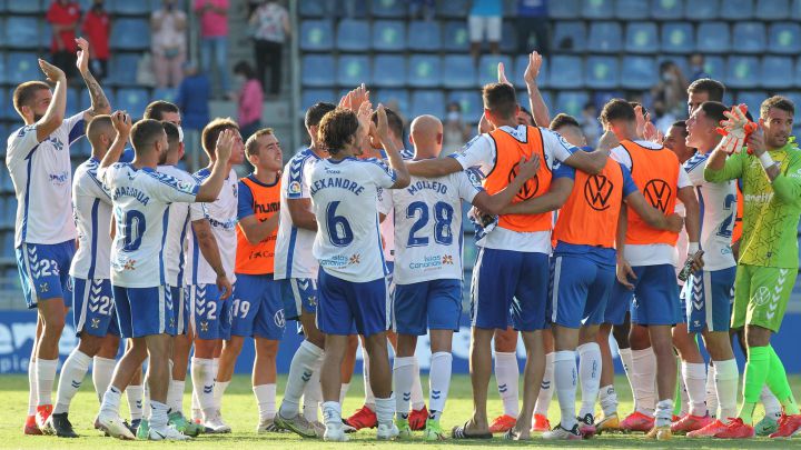 La plantilla del CD Tenerife aplauden a sus aficionados.