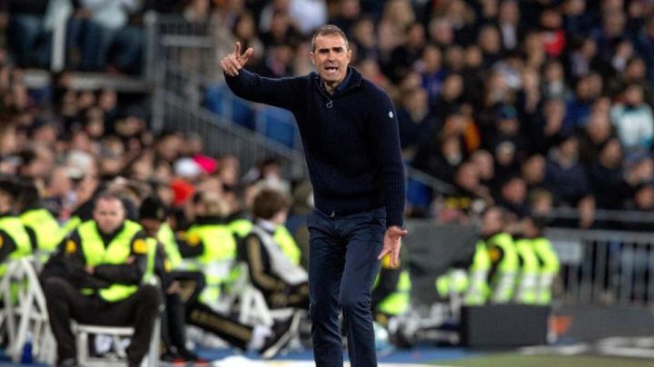 Gaizka Garitano da órdenes durante un partido.