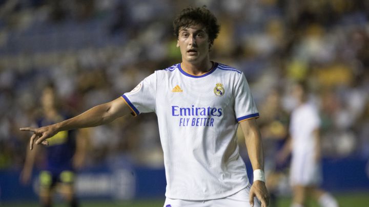 Carlos Dotor, centrocampista del Real Madrid Castilla, en el partido de Primera RFEF contra el UCAM Murcia disputado en La Condomina.