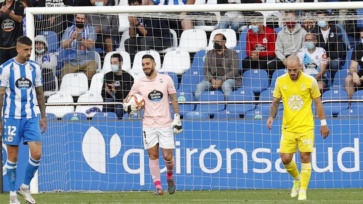 Ian Mackay, tras blocar un balón en el partido ante el Badajoz (1-0).