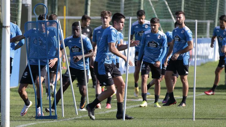 Valín, lateral del Deportivo, entrenándose con el grupo.