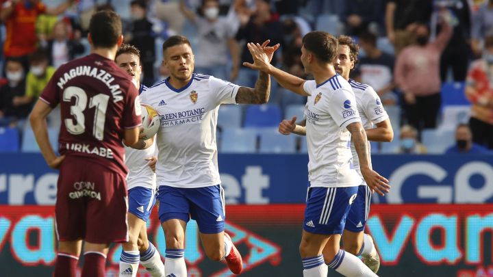 Narváez choca las cinco con Lluís López tras marcar un gol frente al Sanse.