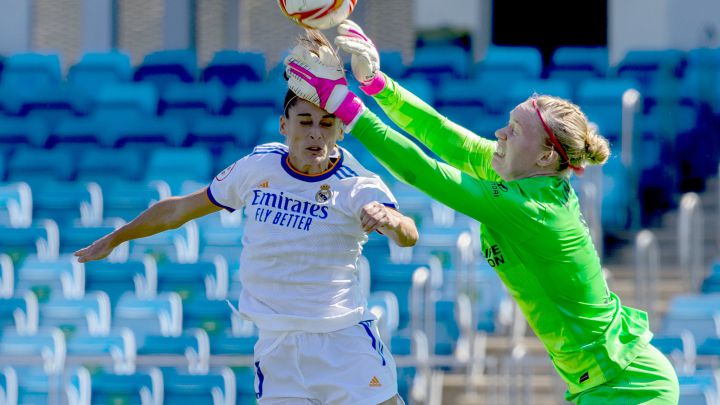 Esther y Lindahl durante un derbi Real Madrid-Atlético.