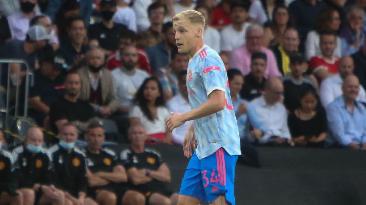 James, ¿puerta para Van de Beek?