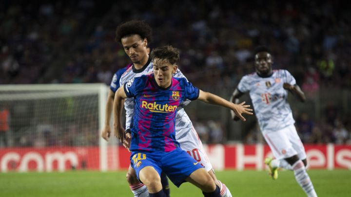 Gavi (17 años) pasa por delante de Sergi Roberto y Coutinho