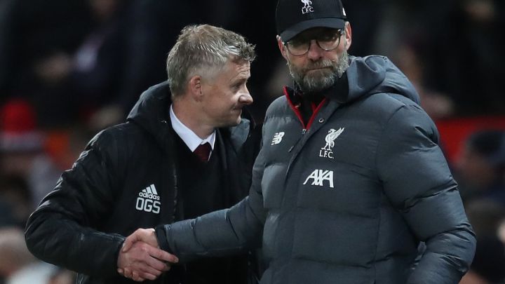 Ole Gunnar Solskjaer, entrenador del Manchester United, y Jürgen Klopp, entrenador del Liverpool, se saludan al término de un partido.