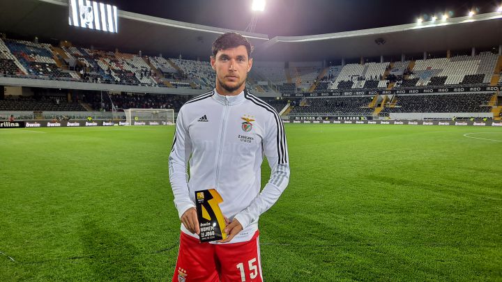 Roman Yaremchuk con el premio al jugador del partido entre el Vitórica y el Benfica.