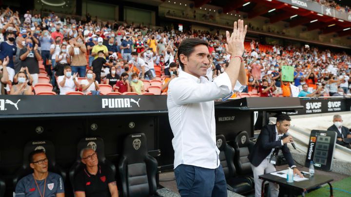 Los besos y abrazos de Marcelino en Mestalla, en imágenes