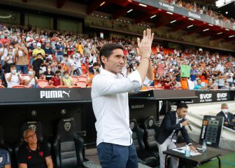 Besos y abrazos de Marcelino en Mestalla, en imágenes