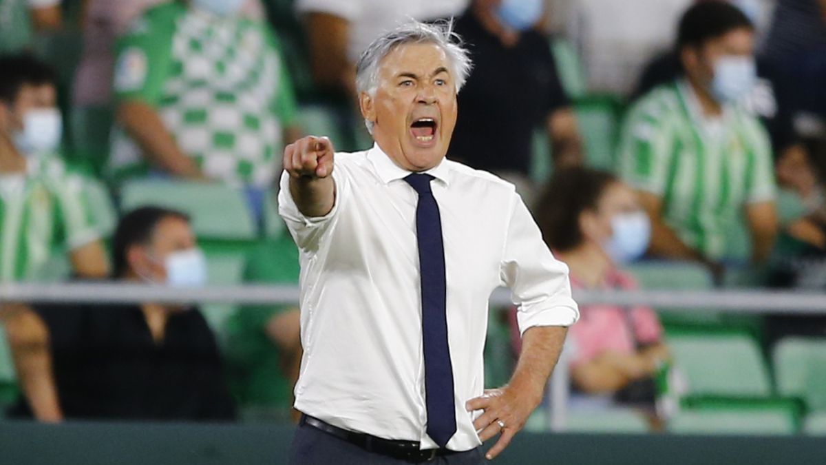 Ancelotti y Nacho, en la previa del partido contra el Sheriff Tiraspol, en Champions League