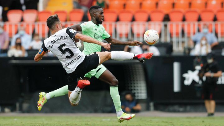 Gabriel Paulista le corta el balón a Williams.