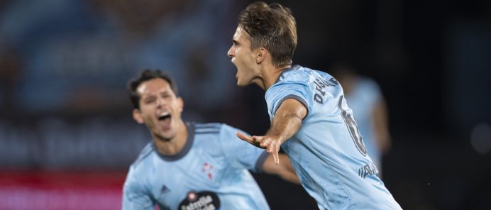 Denis Suárez celebra delante de Augusto Solari el tanto de la victoria del Celta contra el Granada.