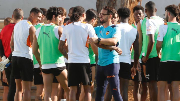 Bordalás se abraza con Helder Costa.