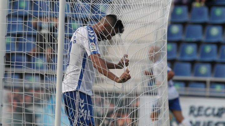 Enric Gallego, jugador del Tenerife, se lamenta en la red de la portería.