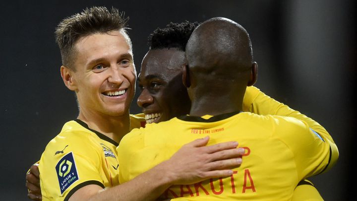 Arnaud Kalimuendo (C) del Lens celebra con sus compañeros de equipo después de marcar ante el Stade de Reims en la Ligue 1.