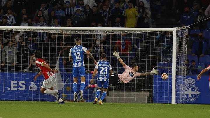 Ledo, en el momento de marcar el empate en Riazor.