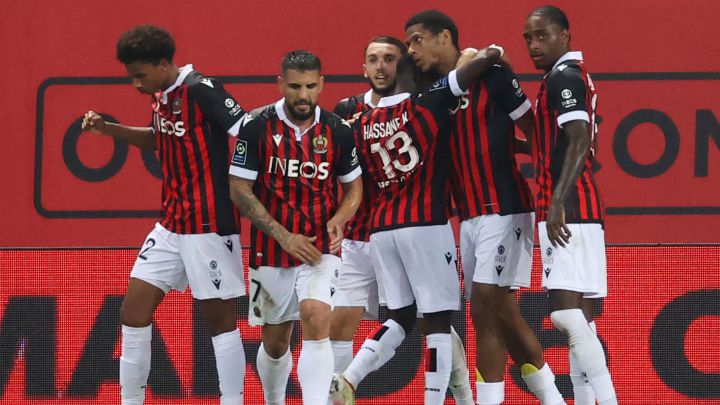 Todibo celebra un gol con sus compañeros