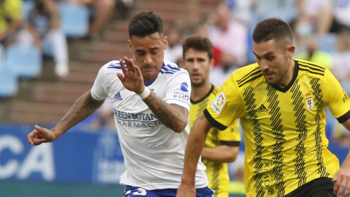 Nano Mesa sigue a Lucas en una acción del partido entre el Real Zaragoza y el Oviedo.