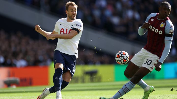 Harry Kane of Tottenham Hotspur passes the ball whilst under pressure from Kortney Hause of Aston Villa during the Premier League match between Tottenham Hotspur and Aston Villa at Tottenham Hotspur Stadium on October 03, 2021 in London, England. (Photo by Eddie Keogh/Getty Images)