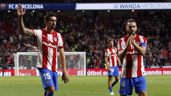 Savic y Koke saludan a la afición del Atlético