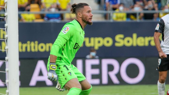 Ledesma, portero del Cádiz, durante el partido ante el Valencia.