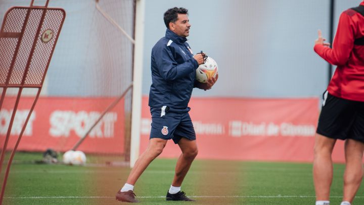 Michel, entrenador del Girona, durante una sesión de entrenamiento.