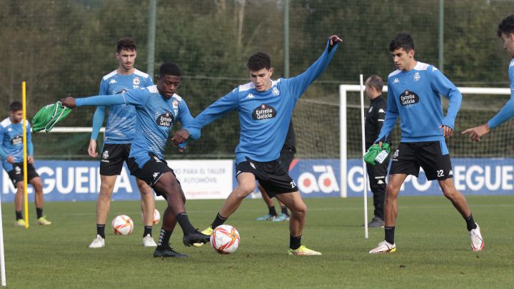 Trilli disputa un balón con William en el entrenamiento del Deportivo con jaime en segundo plano.