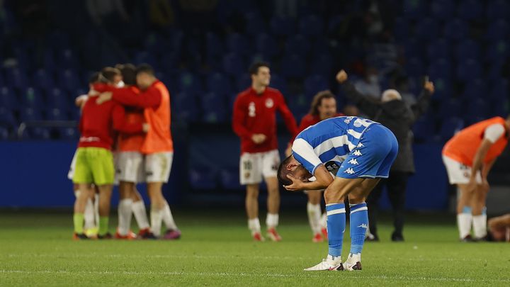 Lapeña se lamenta tras el empate del SD Logroñes en Riazor.